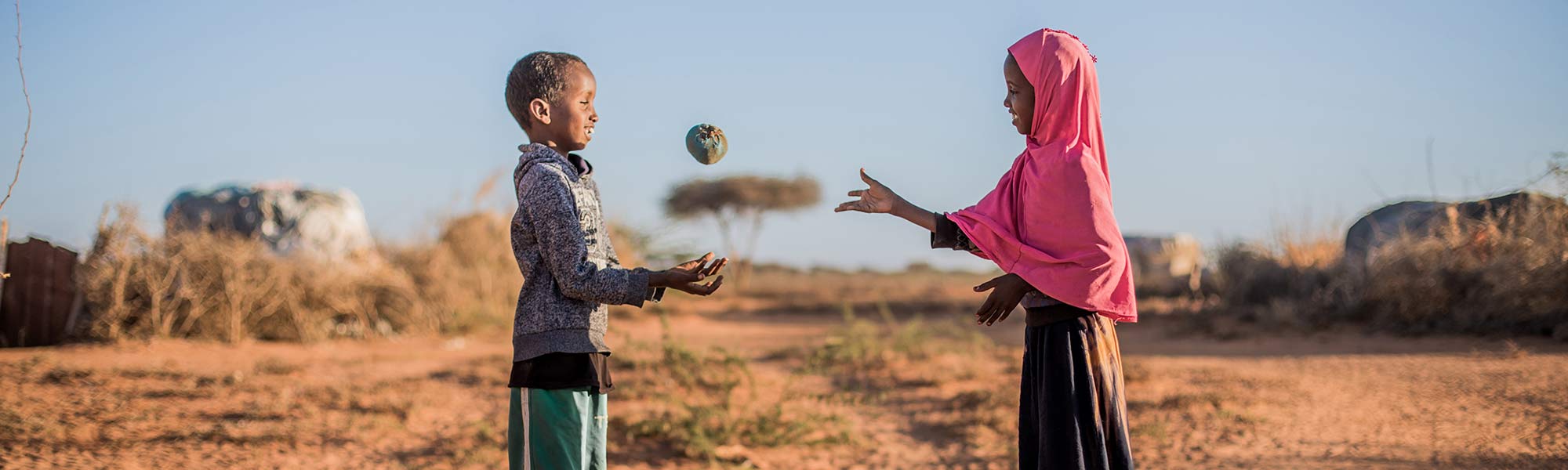 Gutt og jente spiller ball i Somalia