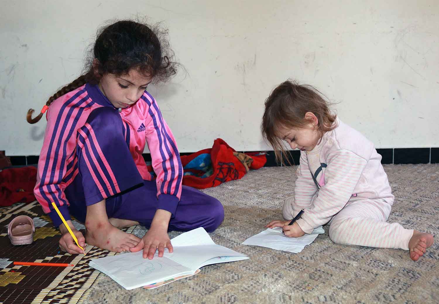 Eleen tegner med lillesøster Aseel på internatet i Tyr, Libanon.