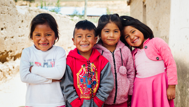 Barn i Bolivia smiler mot kameraet
