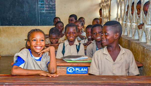 Glade barn på skole i Benin på grunn av bistand fra Plan