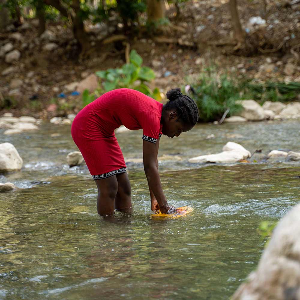KREVENDE: Å skaffe rent vann innebærer ofte at mange jenter, som Sofiana, må legge ut på risikofylte reiser.