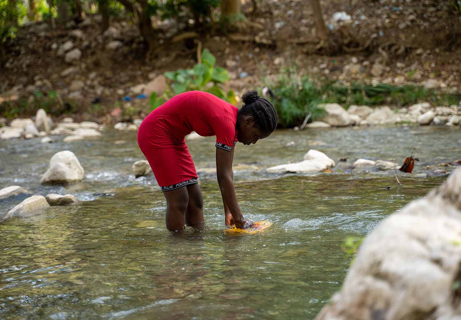 KREVENDE: Å skaffe rent vann innebærer ofte at mange jenter, som Sofiana, må legge ut på risikofylte reiser.