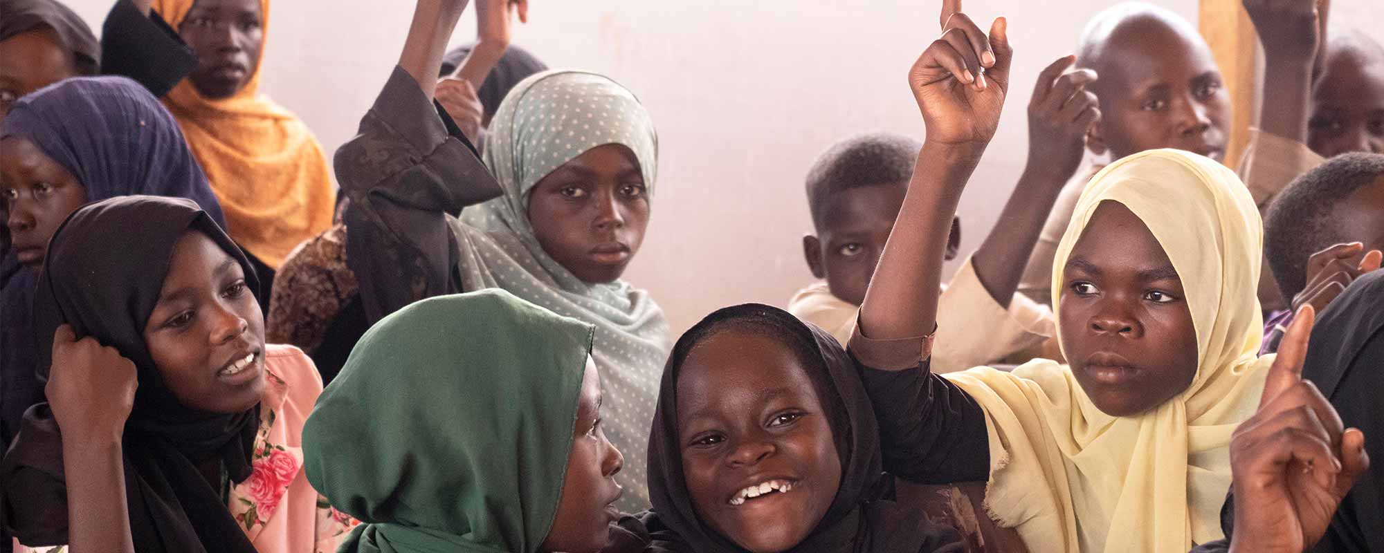 Barn får gå på skole i flyktningleir i Tsjad.