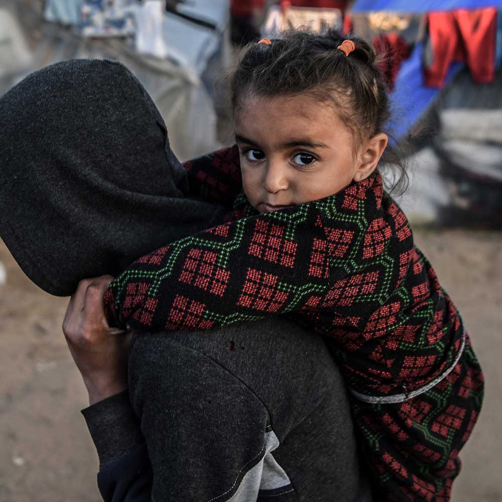 Gaza: Jente som blir bært.