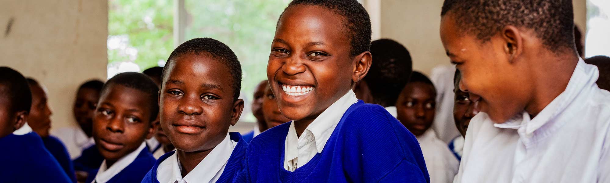 Barn i et klasserom i Tanzania.