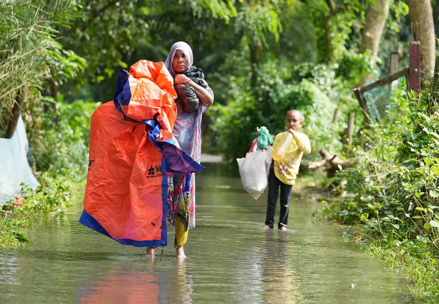 Gatene i Bangladesh er oversvømte.