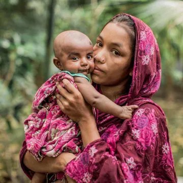 Kvinne med barnet sitt. De er rammet av flommen i Bangladesh.