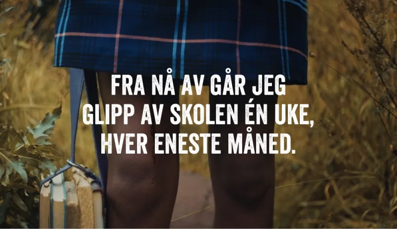 Ben, skolebøker og teksten "Fra nå av går jeg glipp av skolen én uke hver eneste måned."