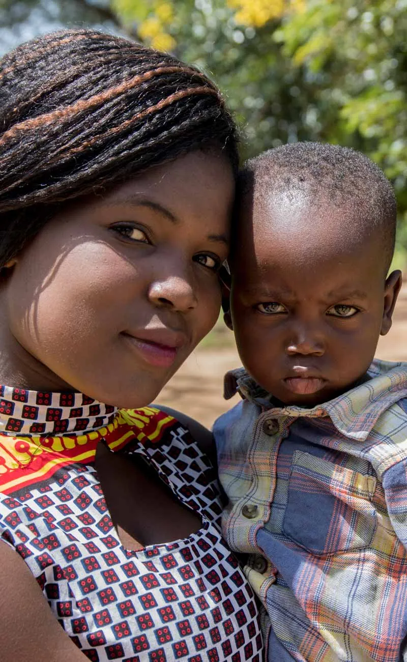 Tadala fra Malawi sammen med sønnen sin.