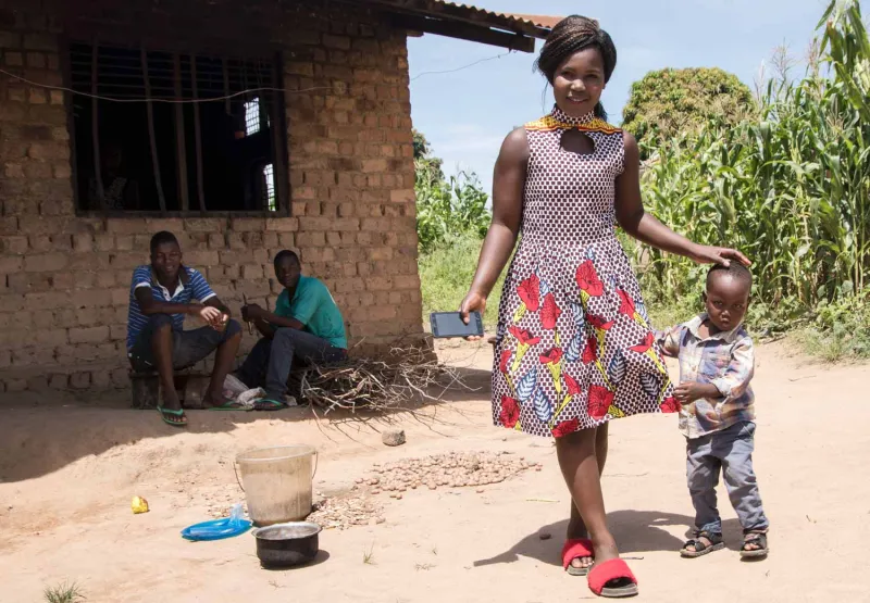 Tadala fra Malawi sammen med sønnen sin.