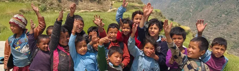 Barn fra Nepal som har fått tilgang til lesesentere på grunn av støtte fra Plan.