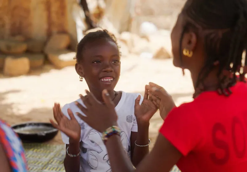 Ouleye fra Senegal leker med moren.