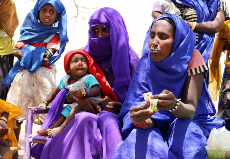 Mødre som venter på helsehjelp fra ernæringsteam i Sudan.