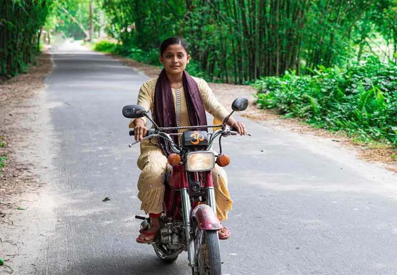 16 år gamle Antora fra Bangladesh, som kjører på motorsykkelen sin.