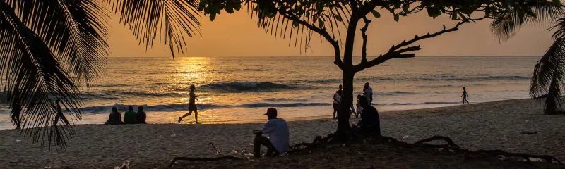 Solnedgang ved Lumley Beach i Sierra Leone