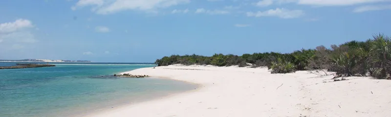 Hvit strandlinje i Mosambik