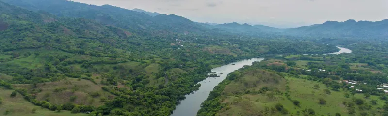 Elv i grønn dal El Salvador