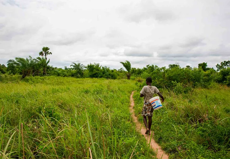 Esther fra Ghana ute i naturen