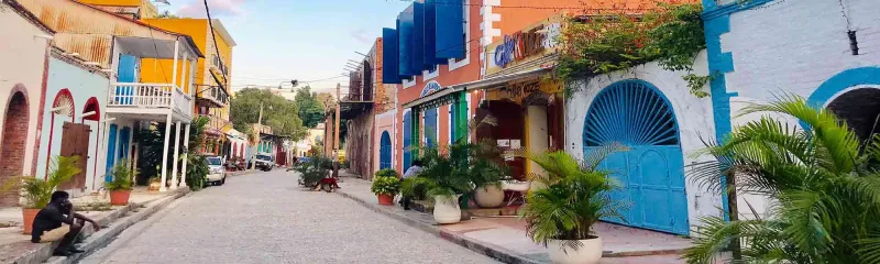 Gate med fargerike hus i byen Jacmel i Haiti