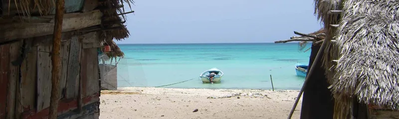 hus og båt ved strandlinje i Den Dominikanske Republikk