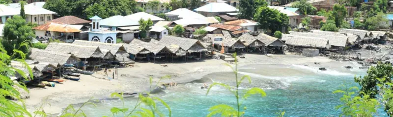 Hus ved strandkanten i Lembata, Indonesia