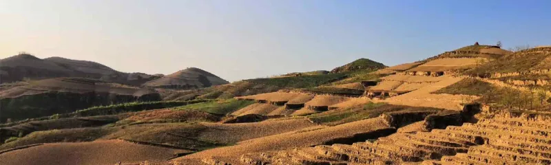 Landskap med bakker i horisonten i Kina