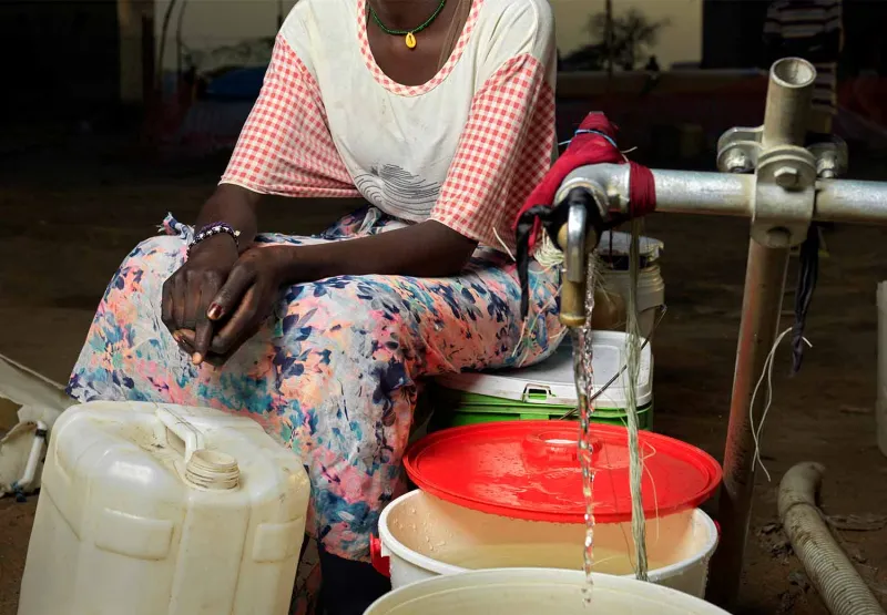 Samira passer på søsknene sine og babyen sin på tilfluktsstedet i Renk, Sør-Sudan.