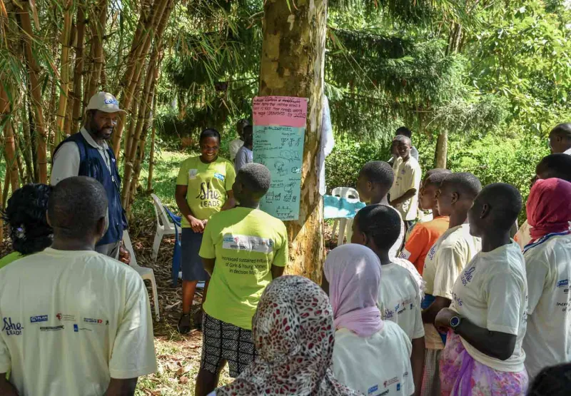 Stephen Omollo møter unge jenter i Uganda