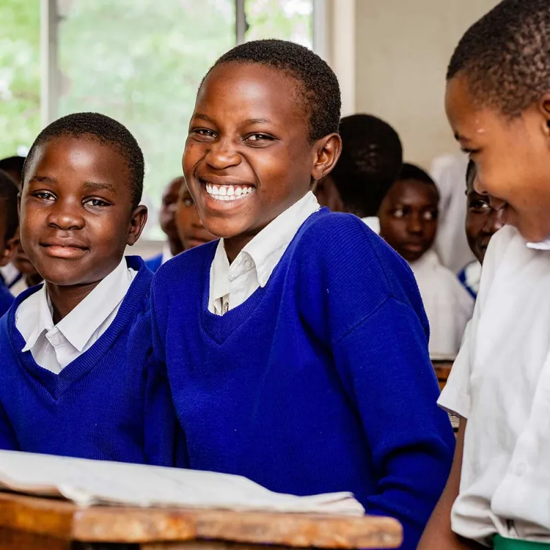 Barn i et klasserom i Tanzania.