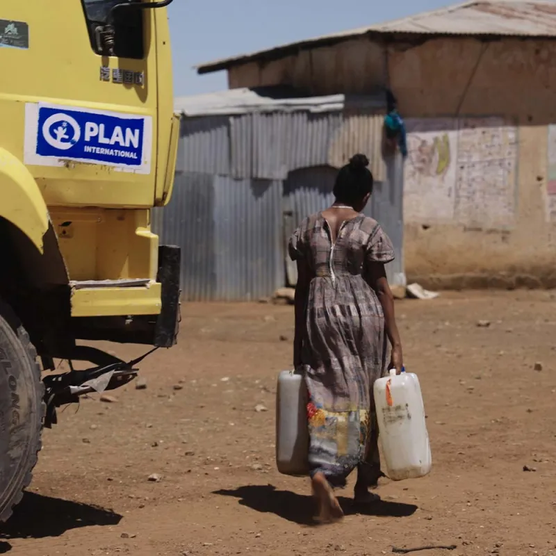 Kvinne henter vann i Etiopia